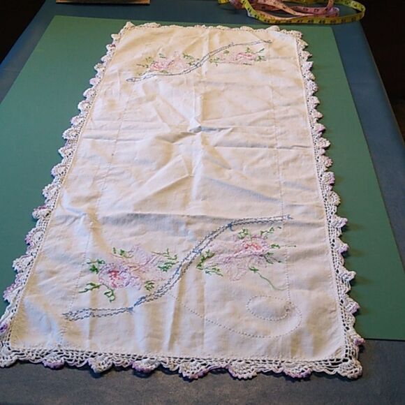 Vintage Dresser Scarf Purple Tulips Embroidered Lacey Scalloped Edge Cottagecore - Picture 7 of 9